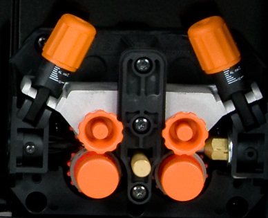 Migomat Kempact pulse 3000 został wyposażony w 4 rolkowy, stabilny i precyzyjny podajnik umożliwiający komfortowe spawanie aluminium