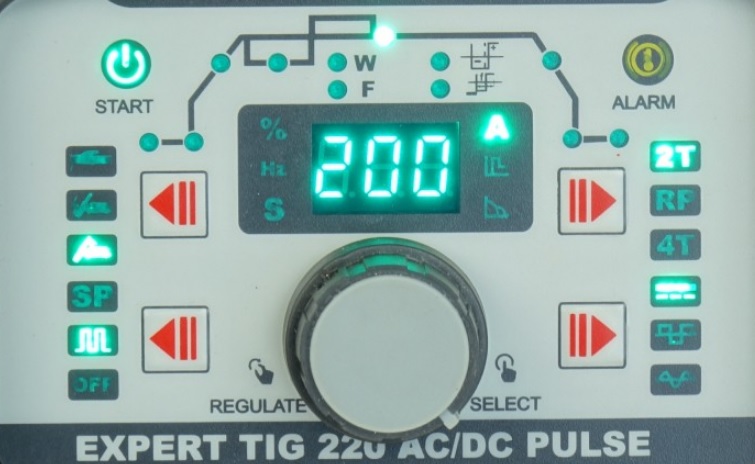 EXPERT TIG 220 ACDC panel sterowania jest prosty i intuicyjny w obsłudze